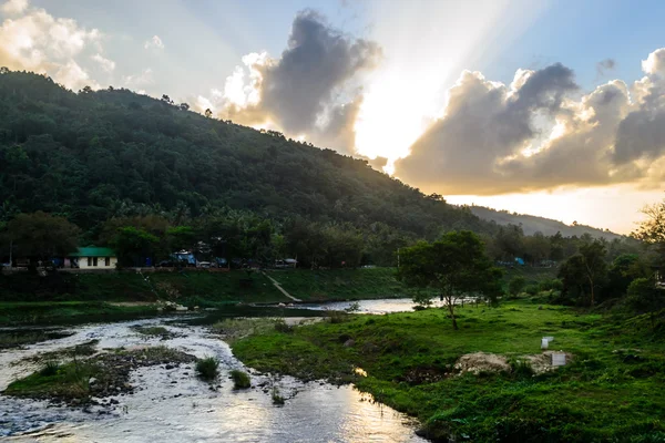 Lever de soleil en montagne avec rivière à Baan Kiriwong à Nakhon Si Thammarat, Thaïlande — Photo