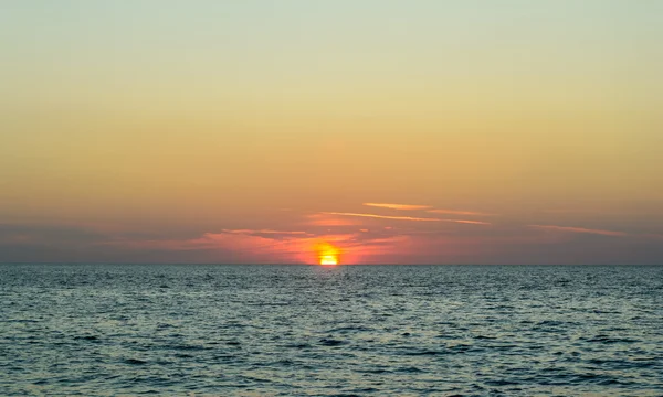 Coucher de soleil sur Surin beach Phuket Island en Thaïlande — Photo