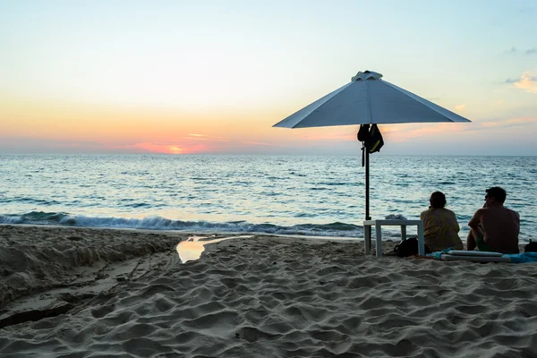 Atardecer y sombrilla en la playa de Surin Phuket en Tailandia — Foto de Stock