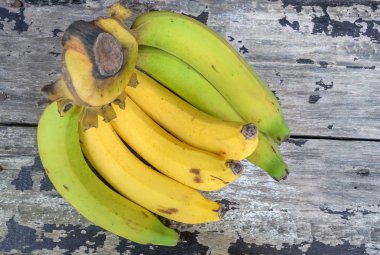 Ahşap antika masa üzerinde muz dalı