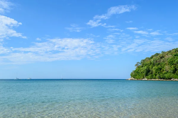 Vackra klara havet och blå himmel på Layan beach, Andamansjön, Phuket i Thailand — Stockfoto