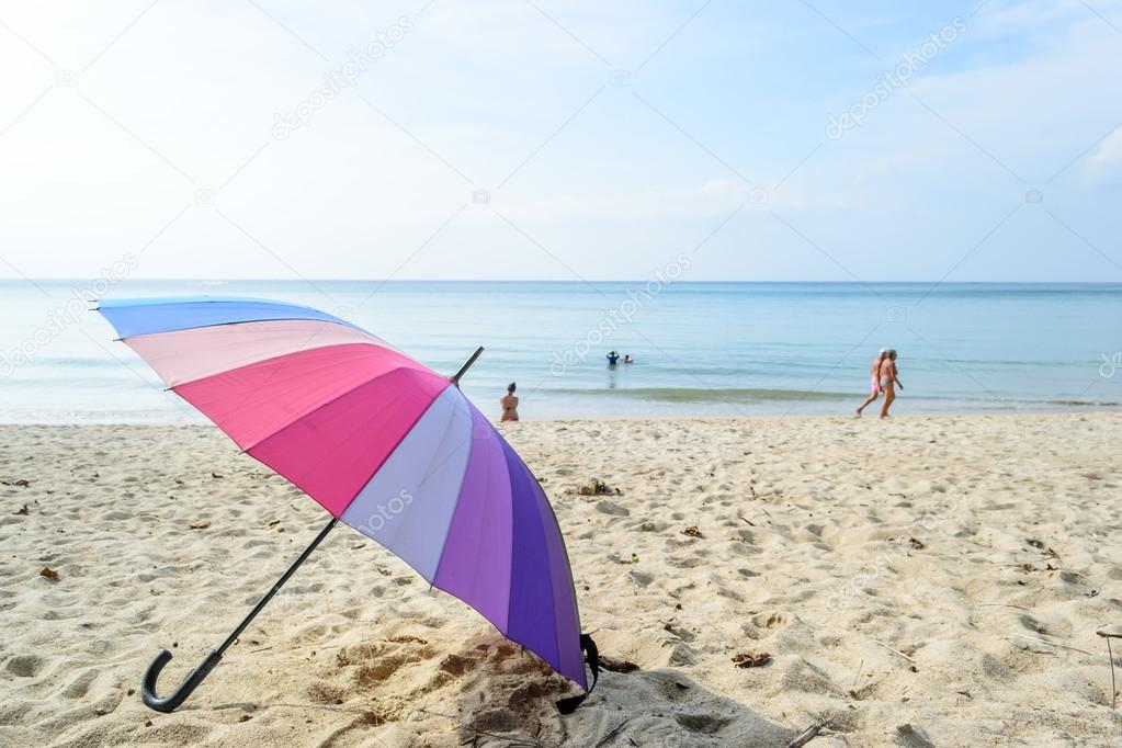 Schöner bunter Sonnenschirm am Strand — Stockfoto © Aon_skynotlimit