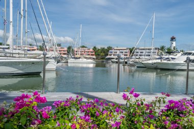 Birçok Lüks Yatlar Parkı'nda Phuket tekne lagün, Phuket, Tayland limanda