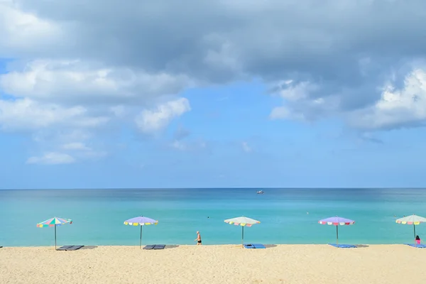 Surin Beach Phuket, Tayland, parlak gökyüzü karşı şemsiye