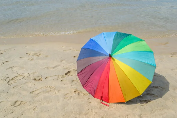 Paraguas colorido en la playa de Phuket en Tailandia — Foto de Stock