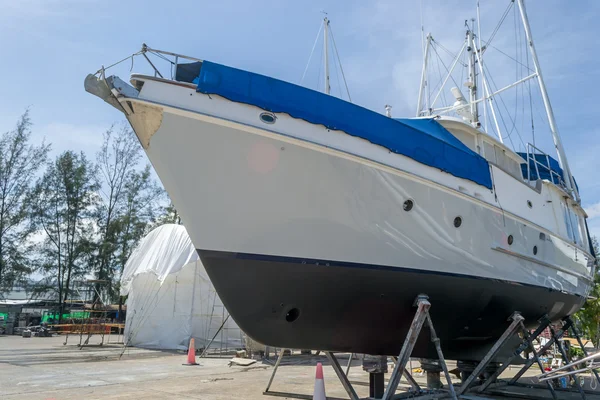 Yacht wartet auf Service und Reparatur in der Lagune von Phuket. — Stockfoto