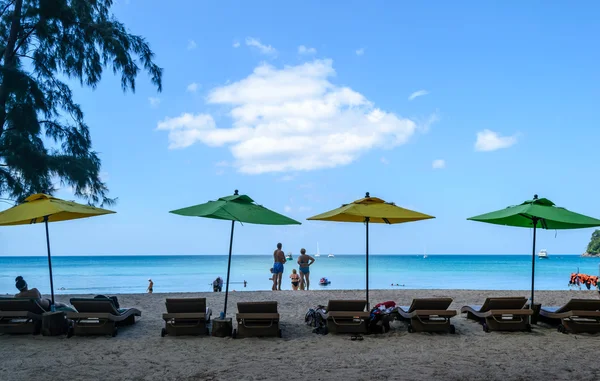 Layan Beach Phuket Tayland renkli şemsiyesi altında plaj sandalyesi — Stok fotoğraf