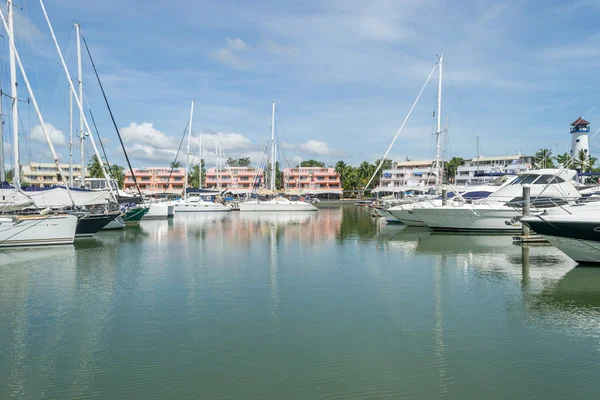 Jacht und Segelboot am Pier festgemacht, Bootslagune in Phuket Thailand — Stockfoto