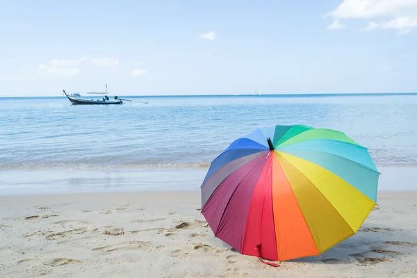 Colorido paraguas en la playa, playa de Layan Phuket en Tailandia — Foto de Stock