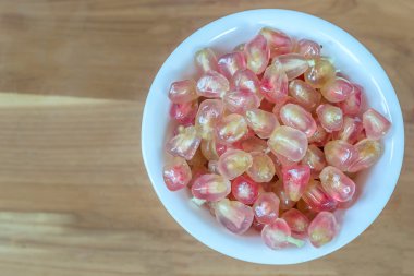 ahşap masa arka plan üzerinde pembe nar meyve.