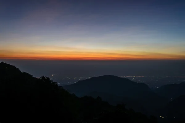 Skyline et lever du soleil à Doi Ang Khang, Chiang Mai, Thaïlande — Photo