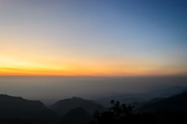 Skyline et lever du soleil le matin à Doi Ang Khang, Chiang Mai, Thaïlande — Photo