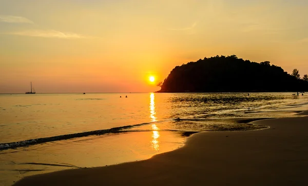 Západ slunce na pláž Layan, Phuket v Thajsku — Stock fotografie