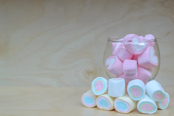 Herzförmiger Marshmallow in Glas auf Holzgrund — Stockfoto