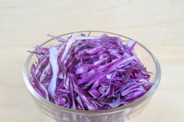 Ahşap masa üzerinde mor lahana