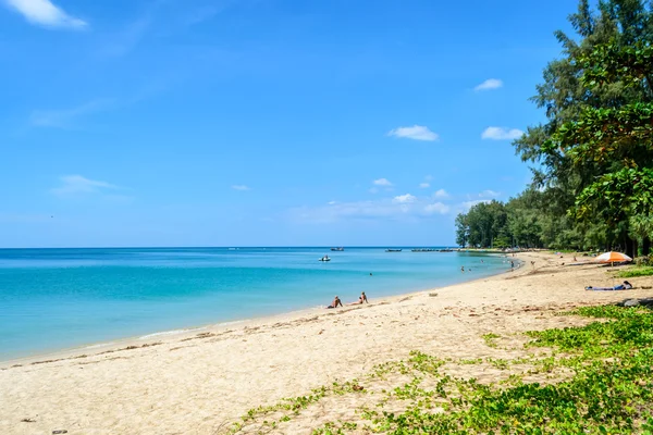 Blå himmel och vackra stranden vid nai yang beach i phuket — Stockfoto