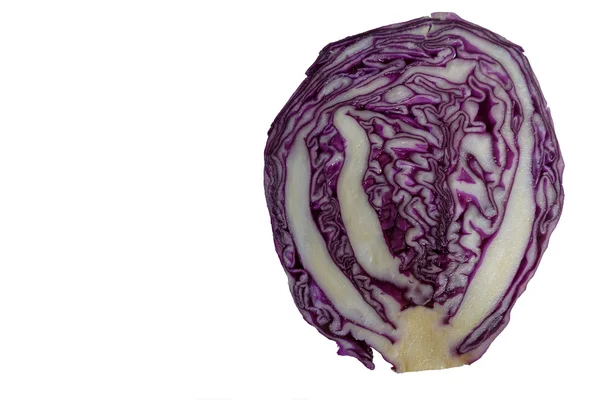 Половина фиолетовой капусты на белом фоне — стоковое фото