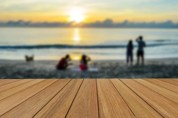 Trä bordsskiva på suddig beach och sunrise bakgrund för presentation produkt. — Stockfoto