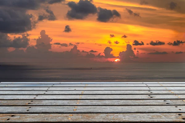 Holzplattform neben tropischem Meer mit Sonnenuntergang — Stockfoto