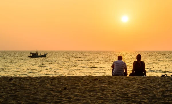 Пара, наблюдающая закат на пляже Най Тхон, Пхукет в Таиланде — стоковое фото