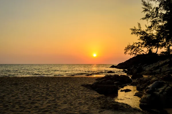 Krásný západ slunce na Nai Thon beach, Phuket v Thajsku — Stock fotografie