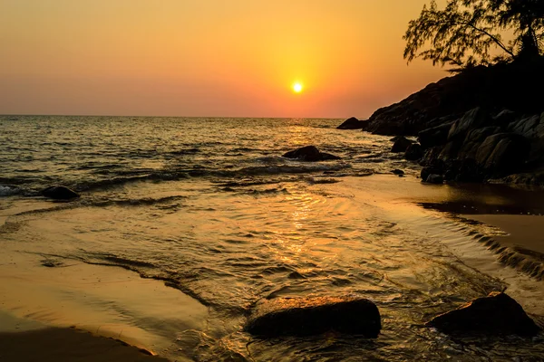 Belo pôr do sol na praia de Nai Thon (mar de Andaman), Phuket na Tailândia — Fotografia de Stock