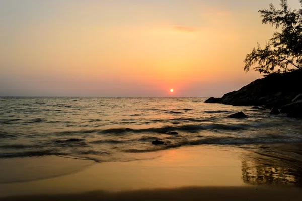 Tramonto mare con rocce e con una lunga esposizione, Nai Thon Beach a Phuket, Thailandia — Foto Stock