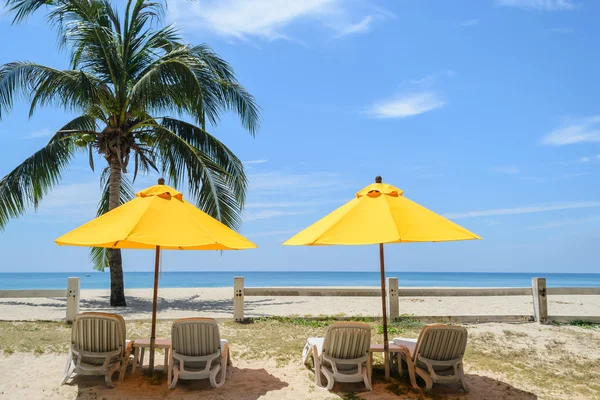 Plaj sandalyeleri ve Bang Tao Beach, Tayland Phuket sarı şemsiye — Stok fotoğraf