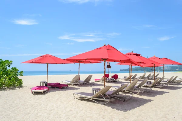 Silla de playa y paraguas rojo en la playa de Bang Tao, Phuket en Tailandia — Foto de Stock