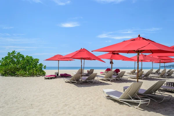 Silla de playa y paraguas rojo en la playa de Bang Tao con cielo azul, Phuket en Tailandia — Foto de Stock