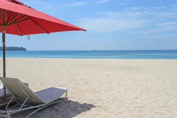Plaj sandalyesi ve Bang Tao Beach, Phuket Tayland beyaz kumları ve mavi gökyüzü ile kırmızı şemsiye — Stok fotoğraf