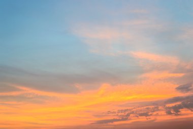 gün batımı veya gündoğumu gökyüzü bulutlu Ptong Beach Phuket, Tayland