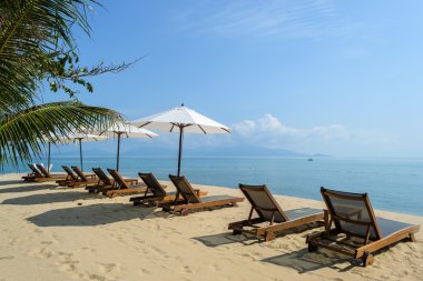 Plaj sandalyeleri bulutlu mavi gökyüzü, Koh Samui Tayland ile beyaz kum plaj
