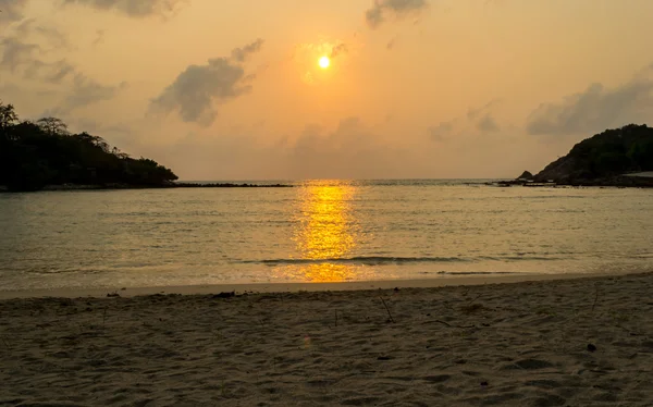 Nascer do sol pela manhã em Choeng Mon Beach Koh Samui na Tailândia . — Fotografia de Stock