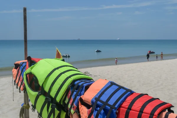 Chalecos salvavidas de colores en la playa en Phuket Tailandia — Foto de Stock