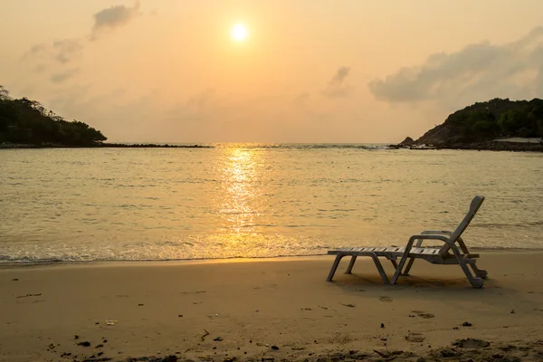 Židle pláž při západu slunce ráno v Choeng Mon Beach Koh Samui v Thajsku. — Stock fotografie