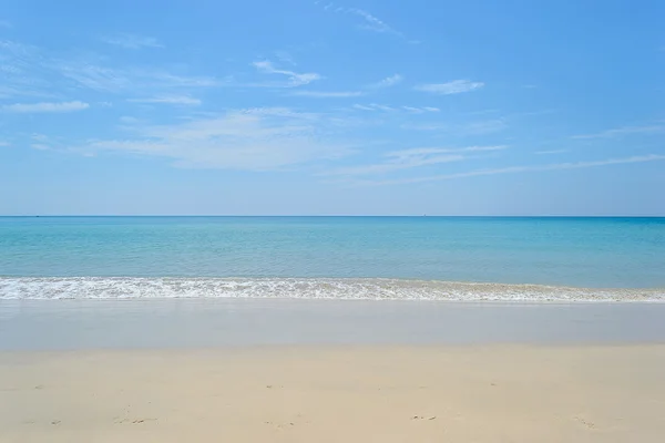 Wunderschöner tropischer Strand mit klarem blauem Himmel in Phuket, Thailand — Stockfoto