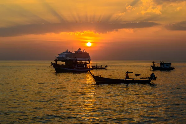 Sunset at Kalim beach, Phuket, Thailand — стоковое фото