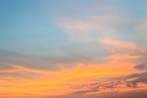 Pôr do sol ou nascer do sol céu com nuvens na praia de Ptong em Phuket, Tailândia — Fotografia de Stock