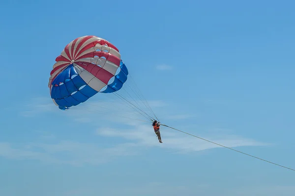 Mavi gökyüzü arka planda doğa sporları parasailing — Stok fotoğraf