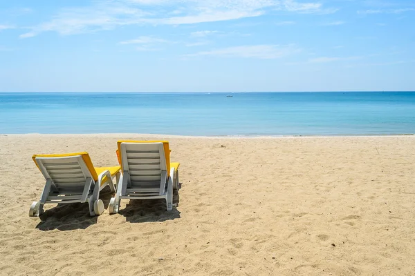 Sillas de playa en White Sand Beach con cielo azul en Phuket, Tailandia — Foto de Stock