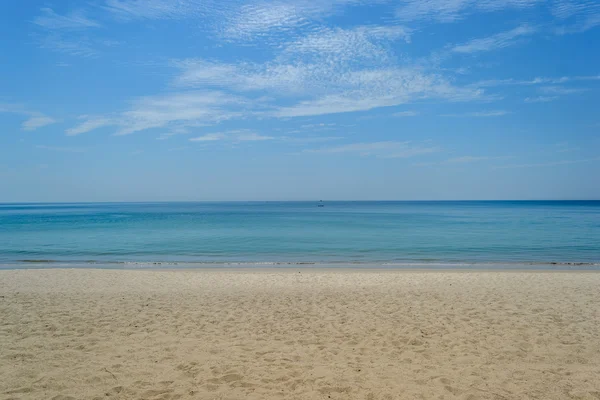 Krásná modrá obloha na pláž Layan v ostrově Phuket, Thajsko — Stock fotografie