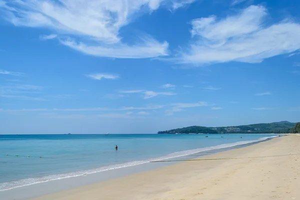 Vacker blå himmel på Layan Beach i Phuket, Thailand — Stockfoto