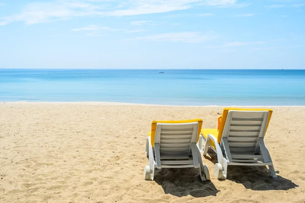 Due sedie da spiaggia sulla spiaggia di sabbia bianca con cielo blu a Phuket, Thailandia — Foto Stock