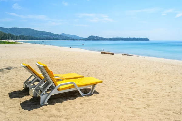 Sillas de playa en la playa con cielo azul en Phuket, Tailandia — Foto de Stock