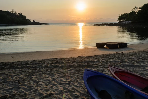 Krásný východ slunce a lodě na pláži Choengmon Beach, Koh samui, Thajsko — Stock fotografie