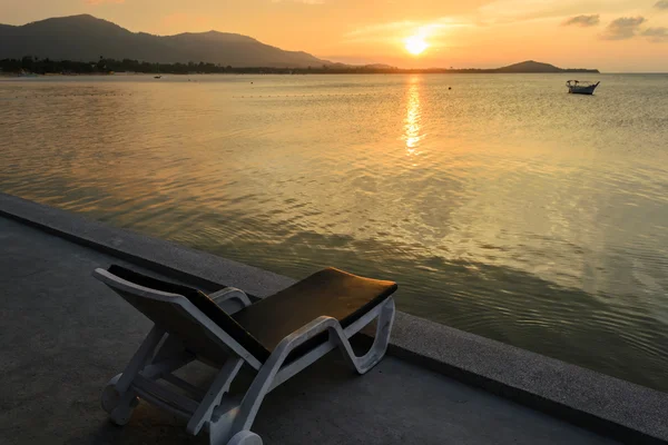 Gün batımı, Koh Samui Tayland ile beyaz kum plaj sandalye