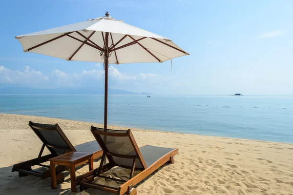Sillas de playa en la playa de arena blanca, Koh Samui en Tailandia — Foto de Stock