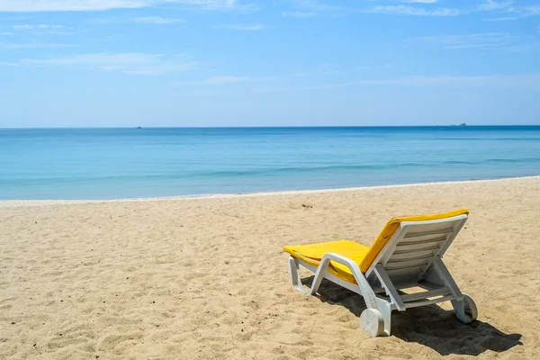 Sárga strand székek fehér homokos strandon a kék ég, Phuket, Thaiföld Stock Kép