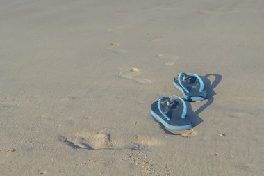 terlik kum plaj arka plan üzerinde